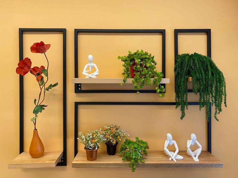Detalhe decorativo com plantas e esculturas - Consultório Perdizes